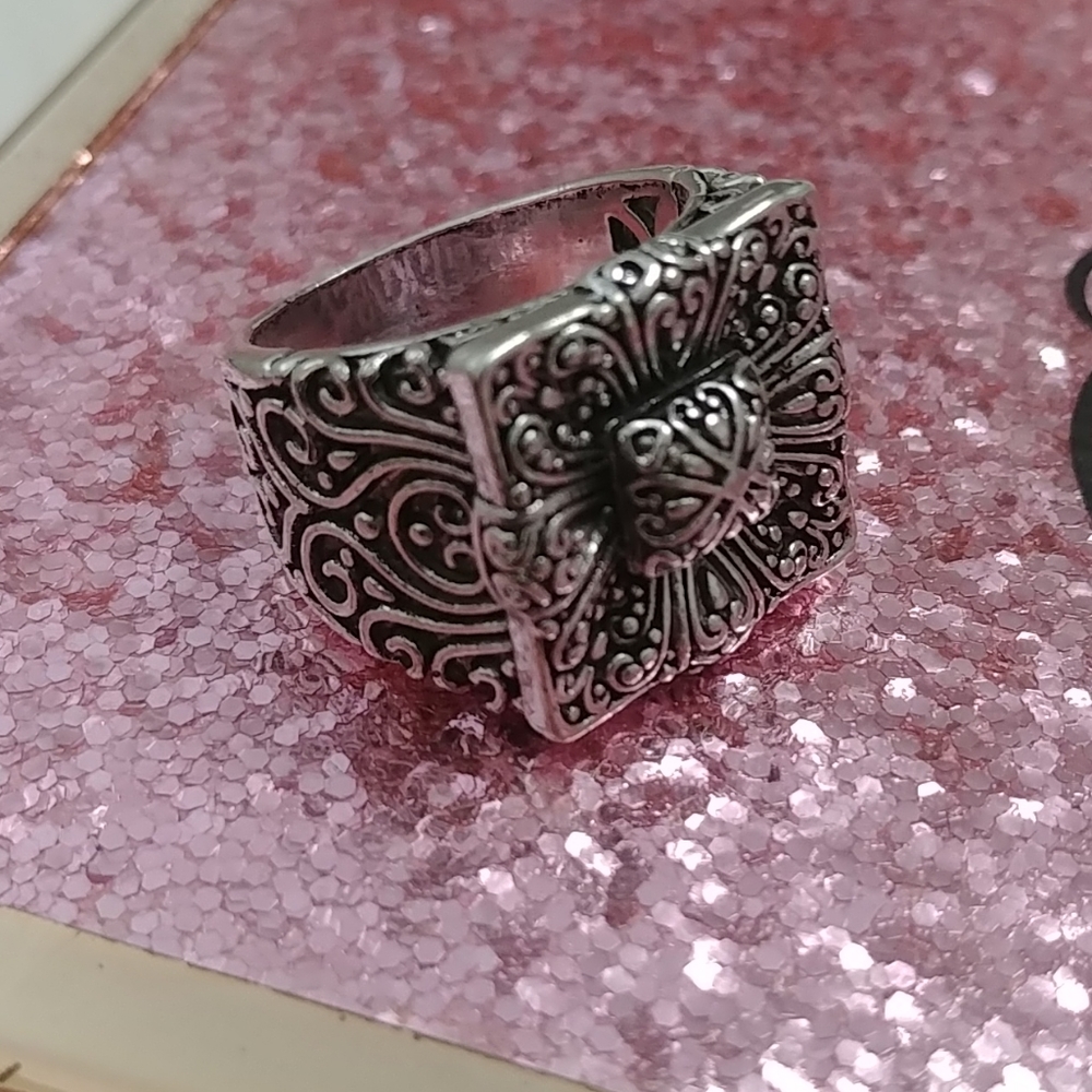 Unique Vintage Scrollwork Ring